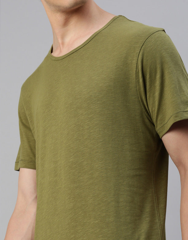 Stylish men's T-shirt: Made from lightweight 140 g organic cotton, this shirt accentuates the body perfectly. The fine collar and elegant slub material give it a special touch.