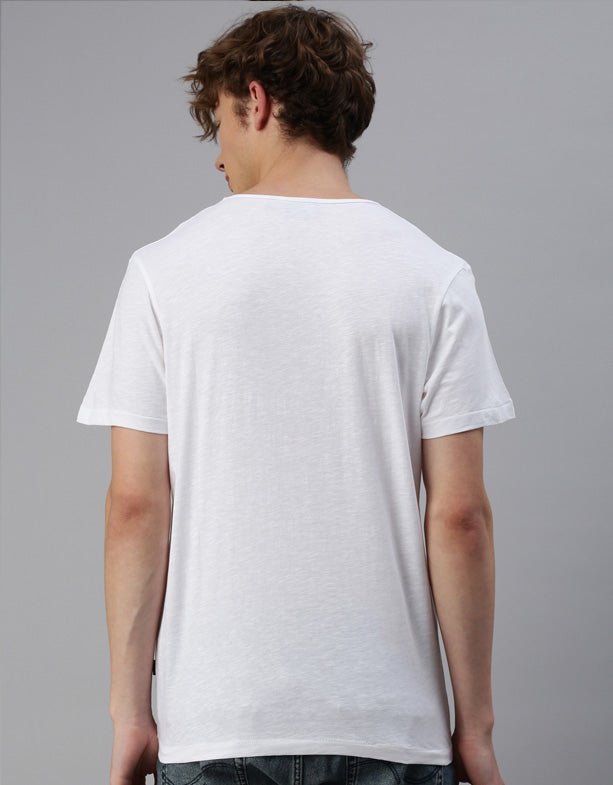 Stylish men's T-shirt: Made from lightweight 140 g organic cotton, this shirt accentuates the body perfectly. The fine collar and elegant slub material give it a special touch.